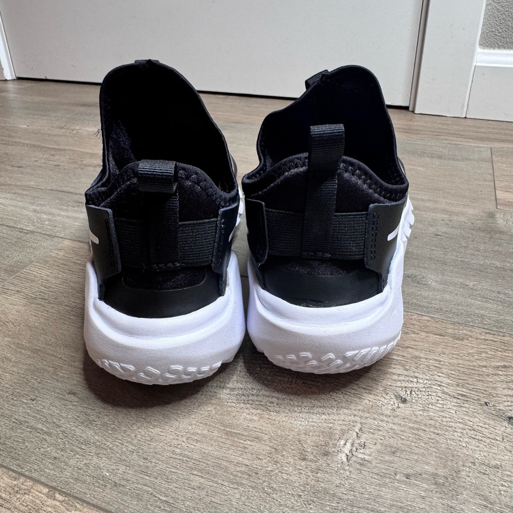 NEW Nike Flex Runner 2 Kids Black and White Sneakers Youth 7 /Womens 8.5 - Picture 5 of 7